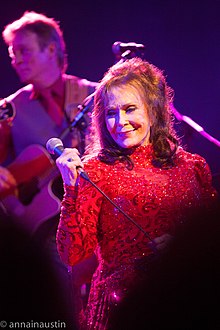 How tall is Loretta Lynn?